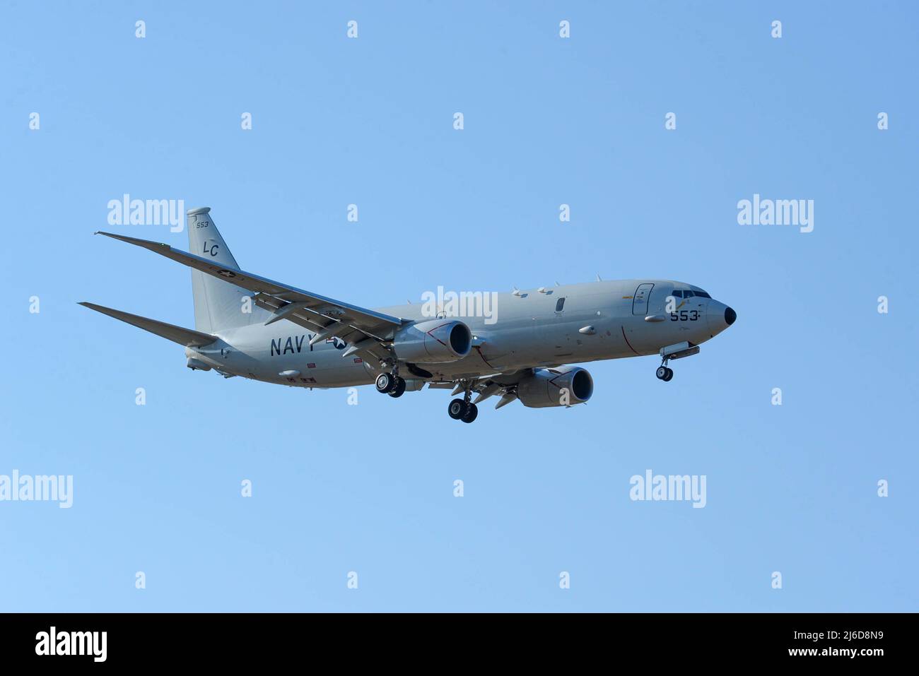 MISAWA, Giappone (19 aprile 2022) Un P-8A Poseidon, assegnato alle 'Fighting Tigers' di Patrol Squadron (VP) 8, si prepara ad atterrare alla base aerea di Misawa a seguito di una missione nell'area operativa della flotta degli Stati Uniti 7th, aprile 19. VP-8 è attualmente distribuito a NAF Misawa, Giappone che conduce le operazioni di pattugliamento marittimo e ricognizione e di copertura teatrale all'interno della flotta USA 7th (C7F) area di operazioni a sostegno degli obiettivi di comando Commander, Task Force 72, C7F e Stati Uniti Indo-Pacific in tutta la regione. (STATI UNITI Foto Navy di Mass Communication Specialist 1st Classe Juan Sebastian Sha/rilasciato) Foto Stock