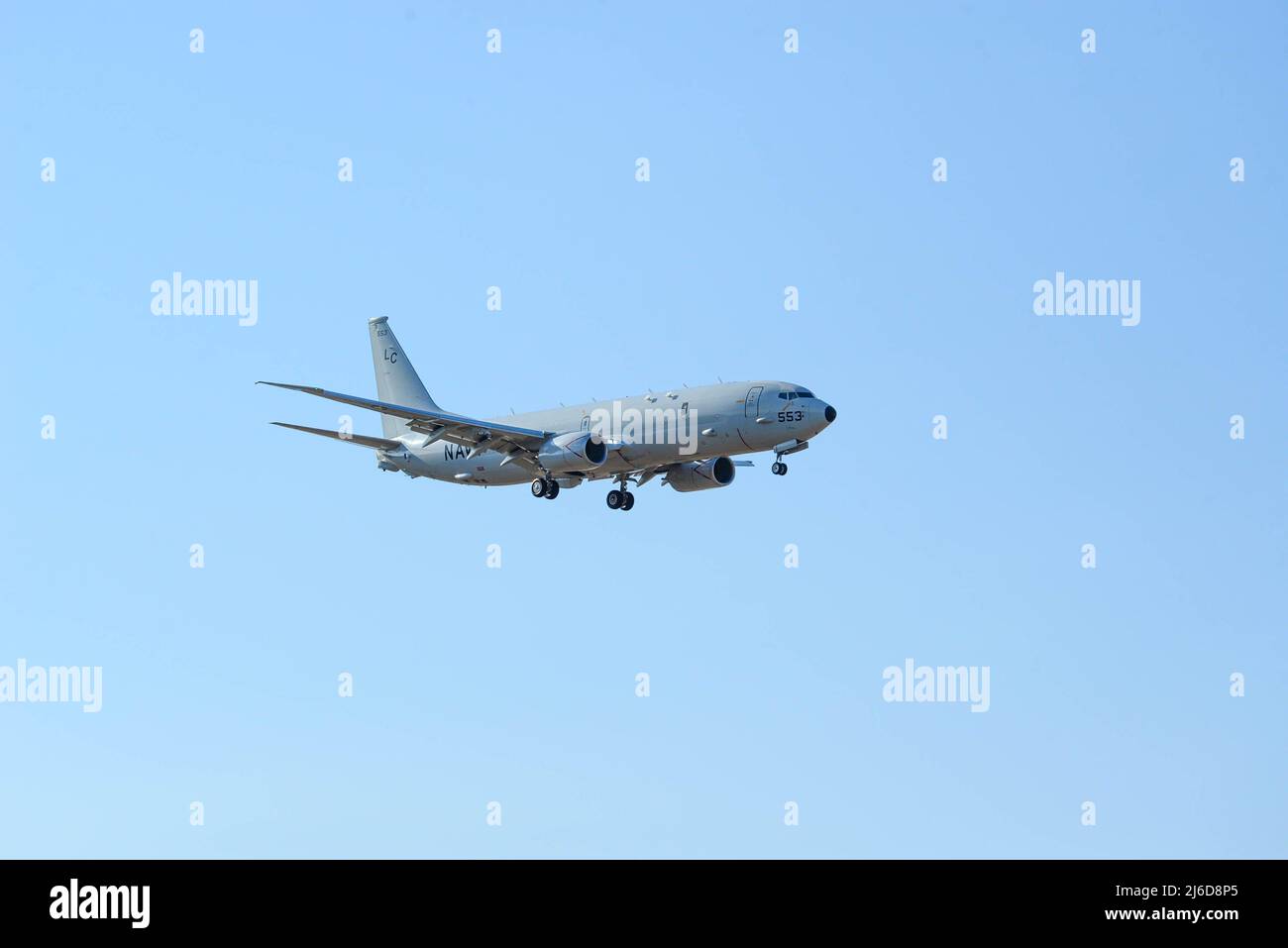 MISAWA, Giappone (19 aprile 2022) Un P-8A Poseidon, assegnato alle 'Fighting Tigers' di Patrol Squadron (VP) 8, si prepara ad atterrare alla base aerea di Misawa a seguito di una missione nell'area operativa della flotta degli Stati Uniti 7th, aprile 19. VP-8 è attualmente distribuito a NAF Misawa, Giappone che conduce le operazioni di pattugliamento marittimo e ricognizione e di copertura teatrale all'interno della flotta USA 7th (C7F) area di operazioni a sostegno degli obiettivi di comando Commander, Task Force 72, C7F e Stati Uniti Indo-Pacific in tutta la regione. (STATI UNITI Foto Navy di Mass Communication Specialist 1st Classe Juan Sebastian Sha/rilasciato) Foto Stock