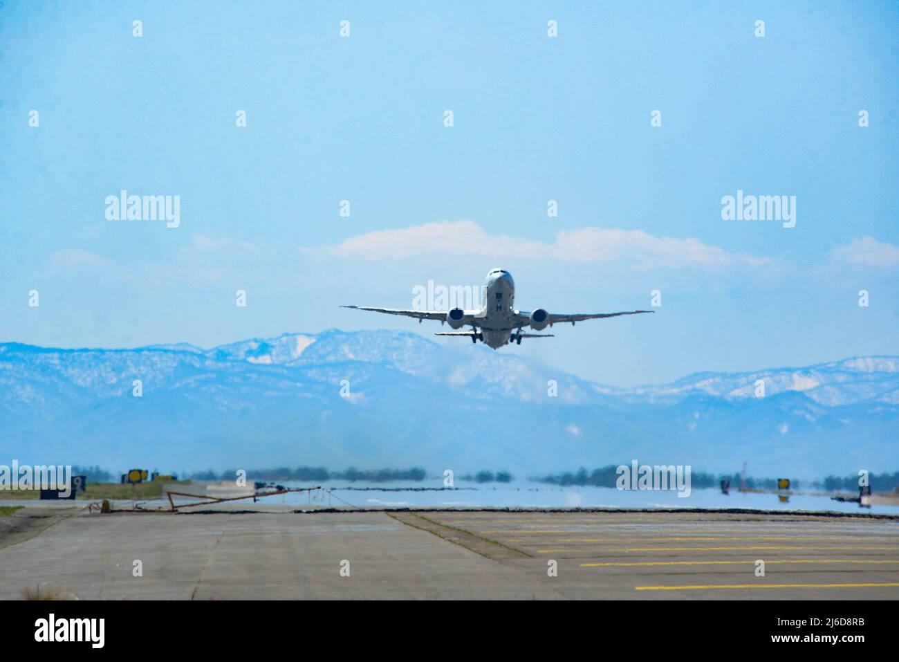 MISAWA, Giappone (18 aprile 2022) Un P-8A Poseidon, assegnato alle 'Fighting Tigers' di Patrol Squadron (VP) 8, decade dalla base aerea di Misawa, 18 aprile 2022. VP-8 è attualmente distribuito a NAF Misawa, Giappone che conduce le operazioni di pattugliamento marittimo e ricognizione e di copertura teatrale all'interno della flotta USA 7th (C7F) area di operazioni a sostegno degli obiettivi di comando Commander, Task Force 72, C7F e Stati Uniti Indo-Pacific in tutta la regione. (STATI UNITI Foto Navy di Mass Communication Specialist 1st Classe Juan Sebastian sua) Foto Stock