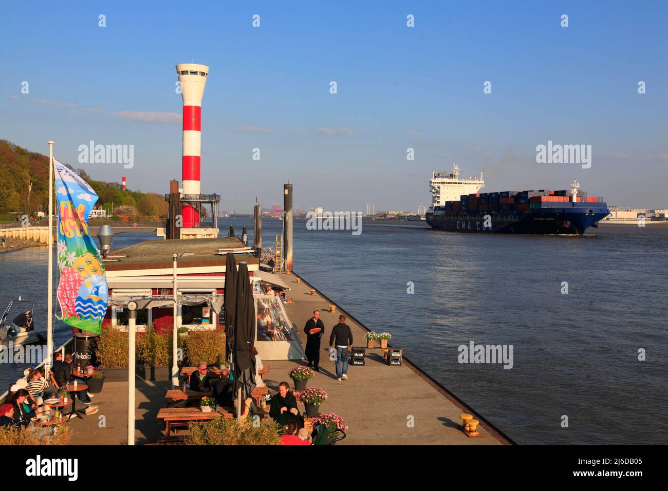 Blankenese, Elbe-Pier con Ristorante Ponton op'n Bulln e fuoco leggero, Amburgo, Germania, Europa Foto Stock
