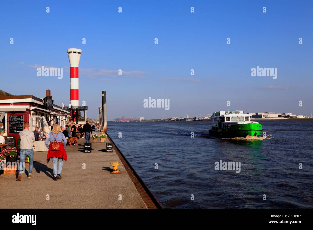 Blankenese, Elbe-Pier con Ristorante Ponton op'n Bulln e fuoco leggero, Amburgo, Germania, Europa Foto Stock