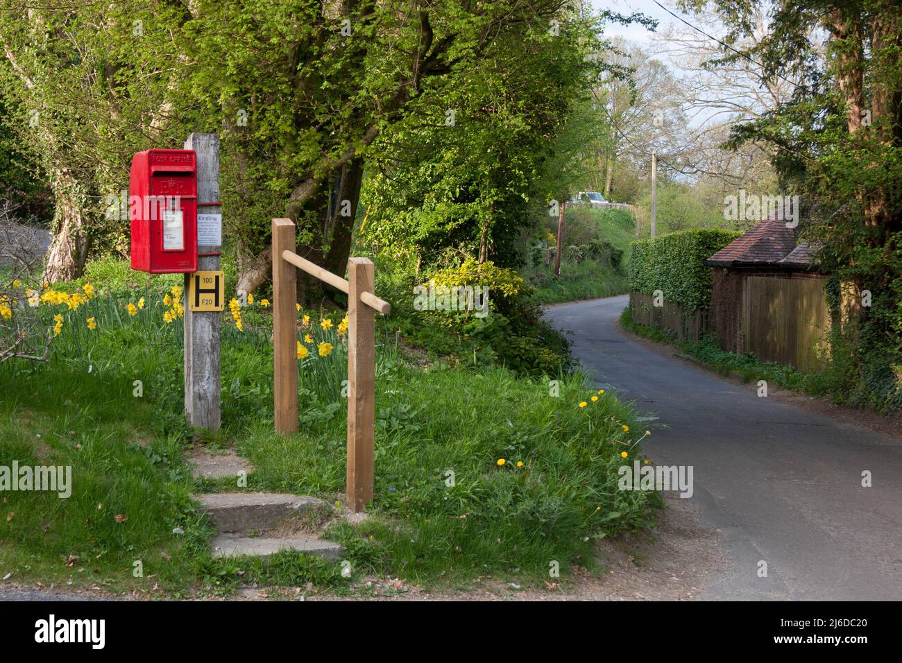 Elizabeth II lampada letterbox con un corrimano interessante e gradini che conducono, vicino a Wherwell, Stockbridge, Hampshire, Inghilterra Foto Stock
