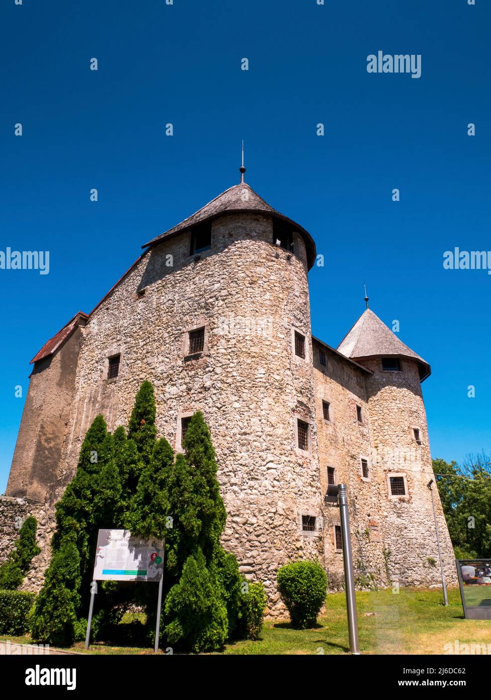 Il palazzo del castello Frankopan e il museo locale della città di Ogulin - Croazia (Palača Frankopanskog Kaštela i zavičajni muzej grada Ogulina Foto Stock