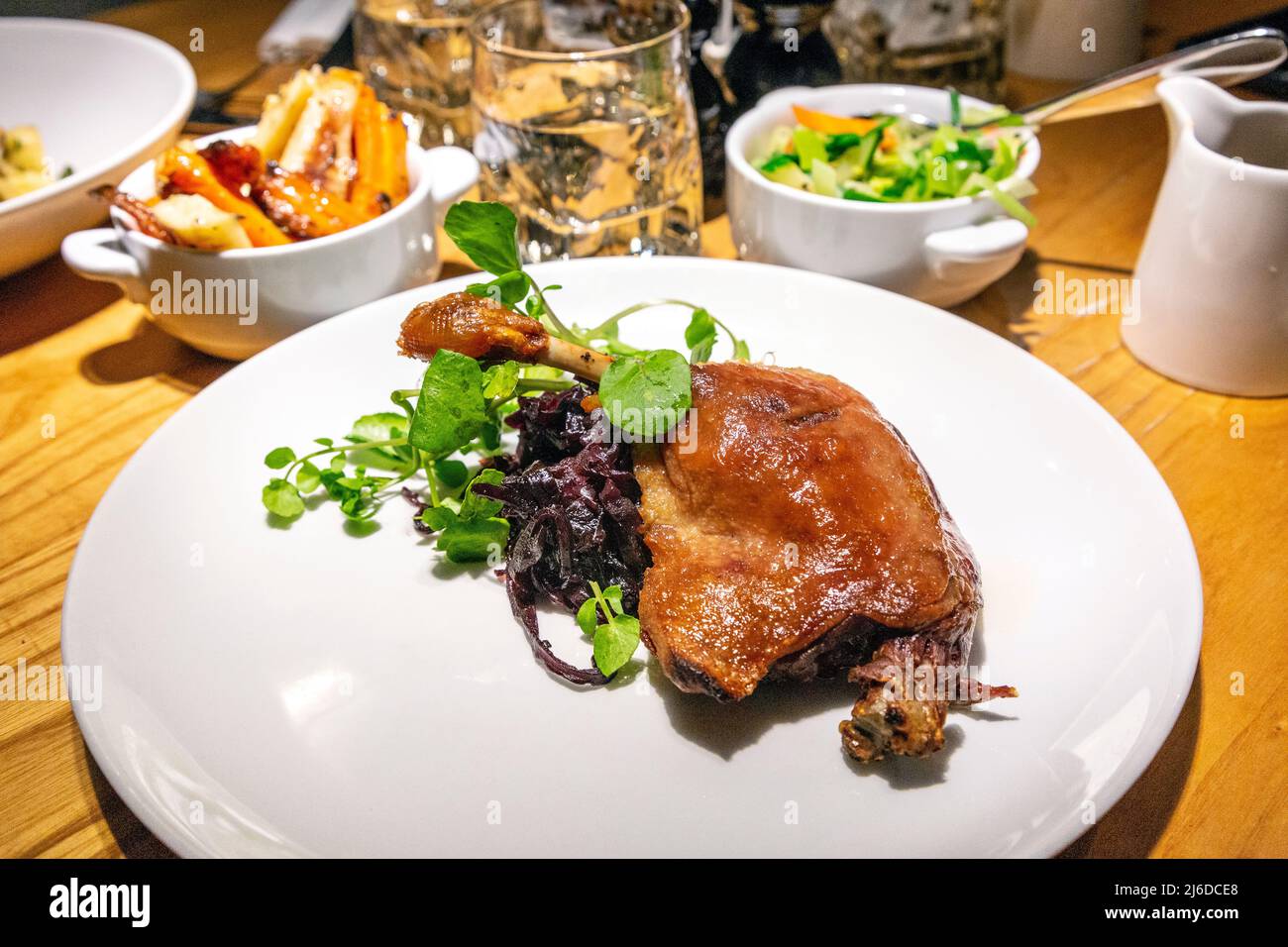 Coscia d'anatra libera al ristorante Lussmanns Sustainable Kitchen a Hitchin, Hertfordshire, Regno Unito Foto Stock