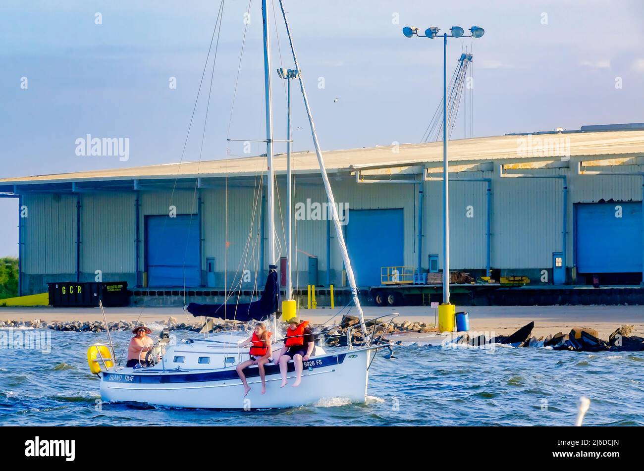 Una famiglia può fare un giro in barca a Gulfport Municipal Marina, 24 aprile 2022, a Gulfport, Mississippi. Foto Stock