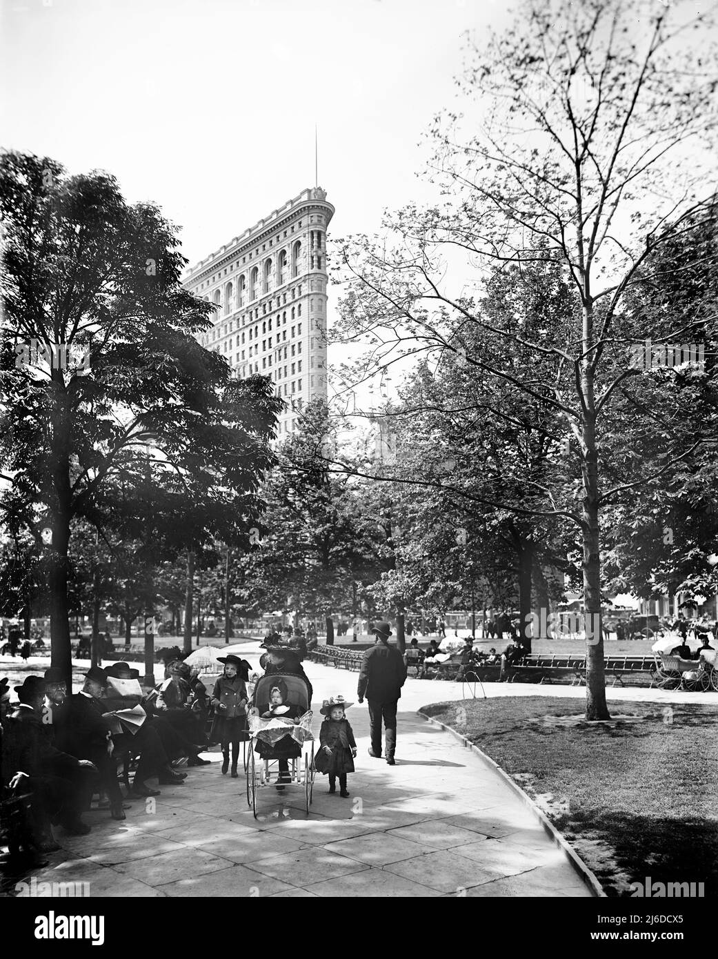 Madison Square Park con Flatiron Building in background e la città di New York, New York, Stati Uniti d'America, Detroit Publishing Company, 1902 Foto Stock