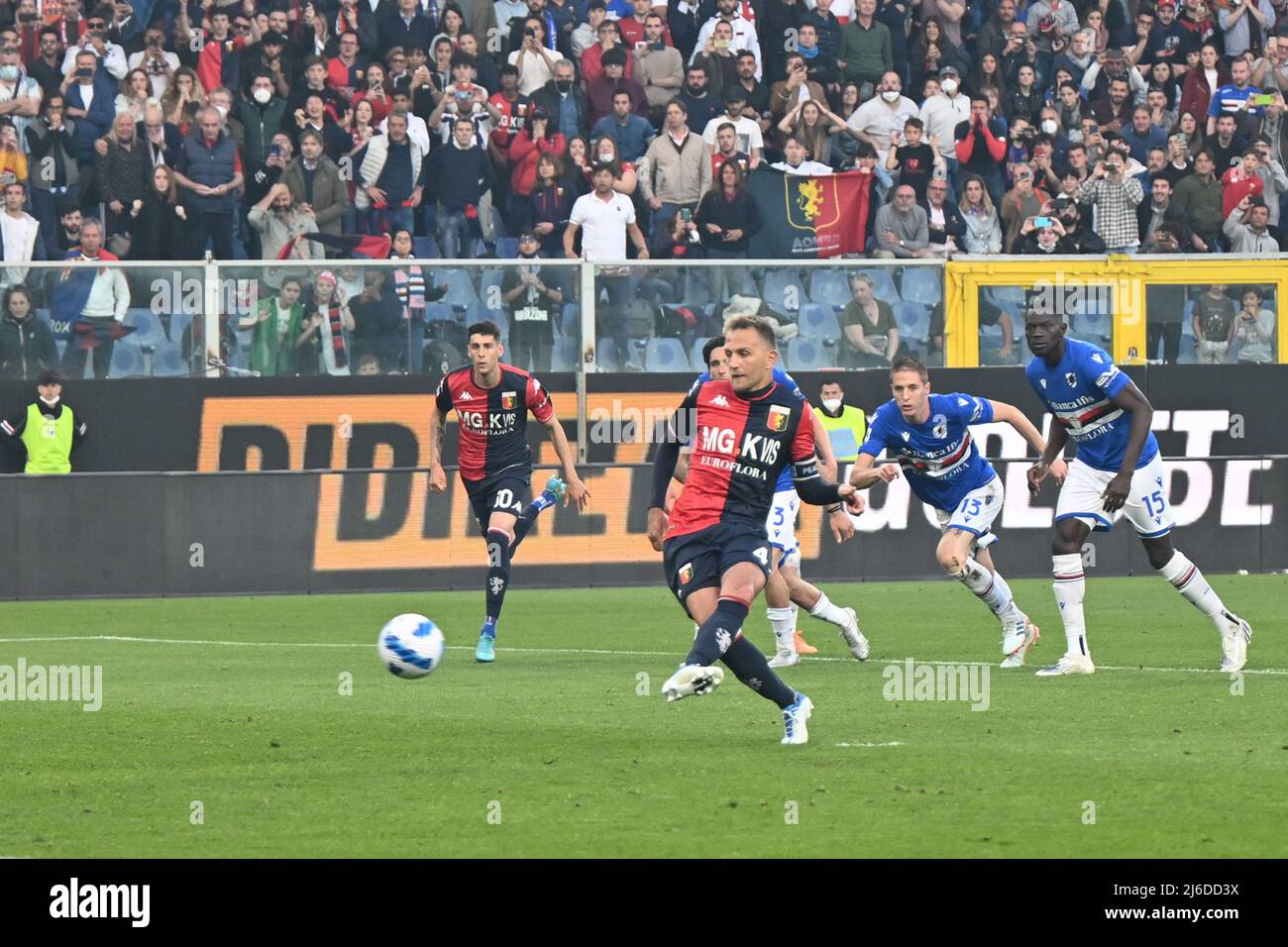 Stadio Luigi Ferraris, Genova, 30 aprile 2022, Domenico Crisito &#XA; (Genova)tenta la trasformazione del calcio di punizione durante UC Sampdoria vs Genova CFC - Serie italiana di calcio A match Foto Stock