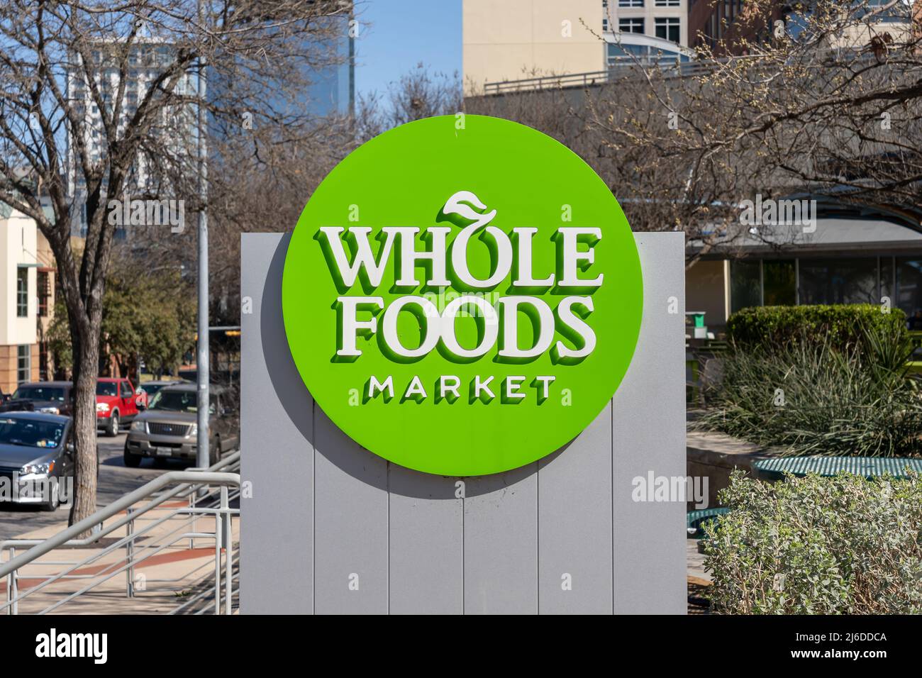 Austin, Texas, USA - 18 marzo 2022: Firma Whole Foods Market presso la sua sede centrale ad Austin, Texas, USA. Foto Stock
