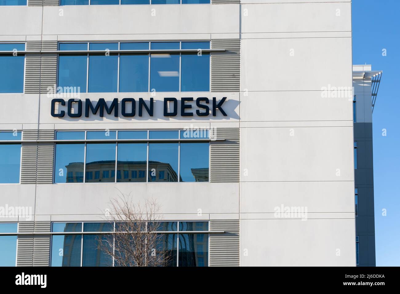 Cartello con la scritta Common Desk sull'edificio di Dallas, Texas, Stati Uniti. Foto Stock