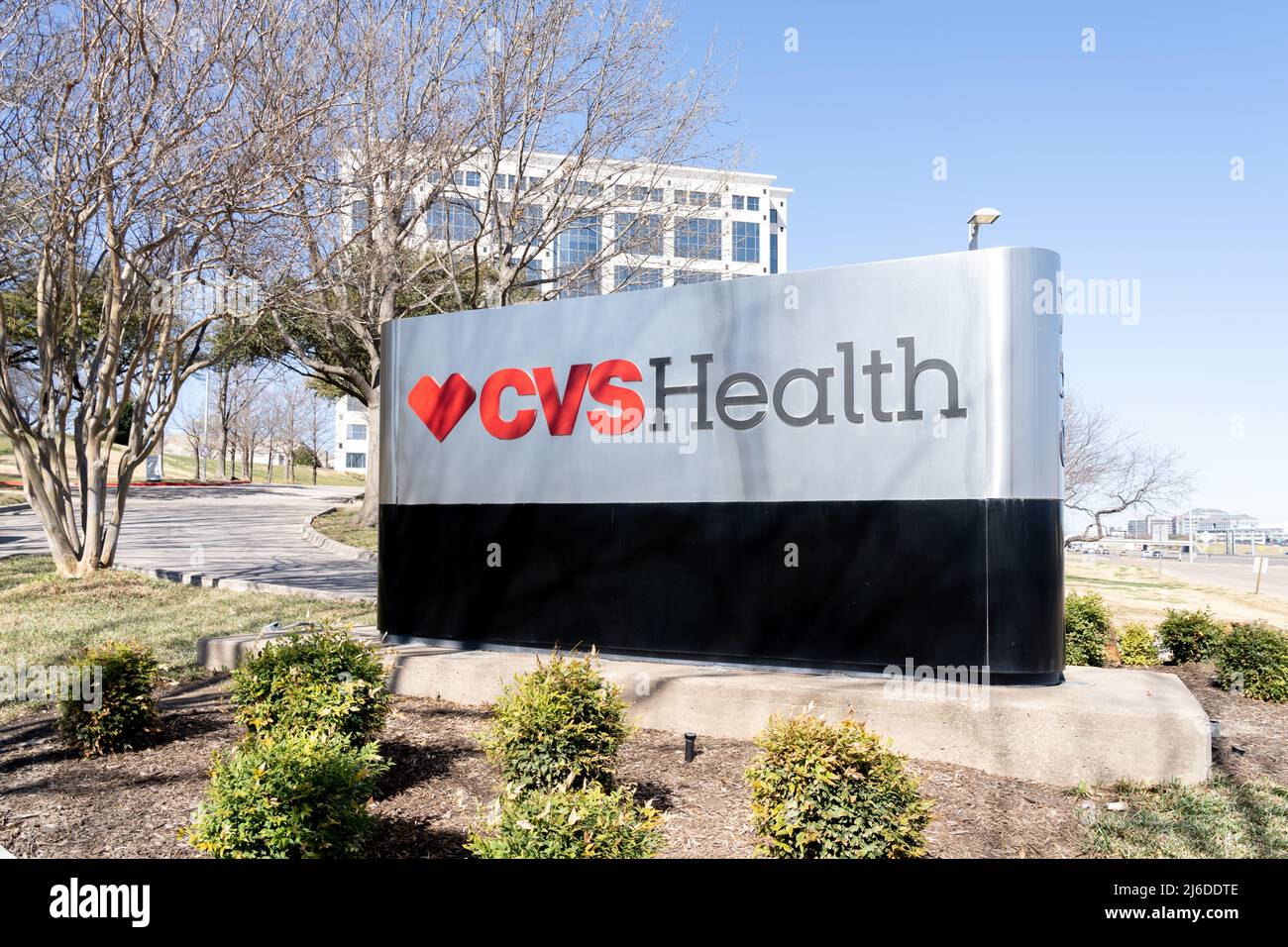Irving, TX, USA - 20 marzo 2022: Primo piano di CVS Health Ground Sign è visto presso il suo CVS Caremark Corporate Office a Irving, Texas, USA. Foto Stock