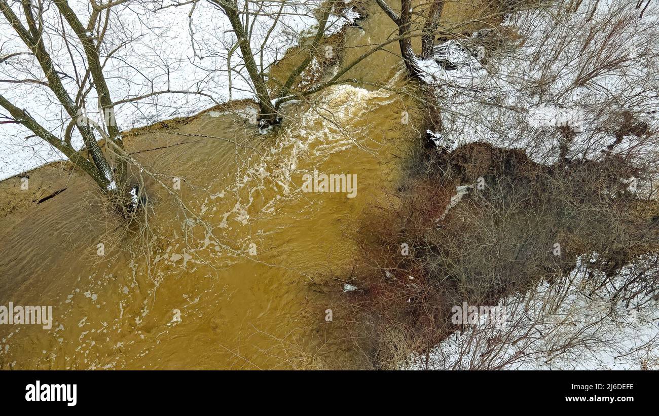 Lo scioglimento primaverile della neve si è arirvato e l'acqua si sta muovendo molto velocemente lungo questo fiume Foto Stock