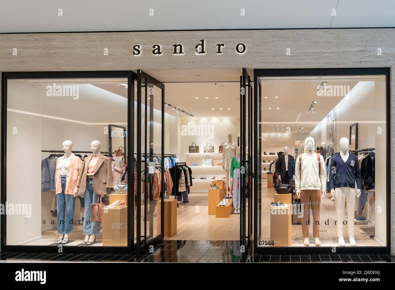 Houston, Texas, USA - 25 febbraio 2022: Negozio Sandro in un centro commerciale. Foto Stock