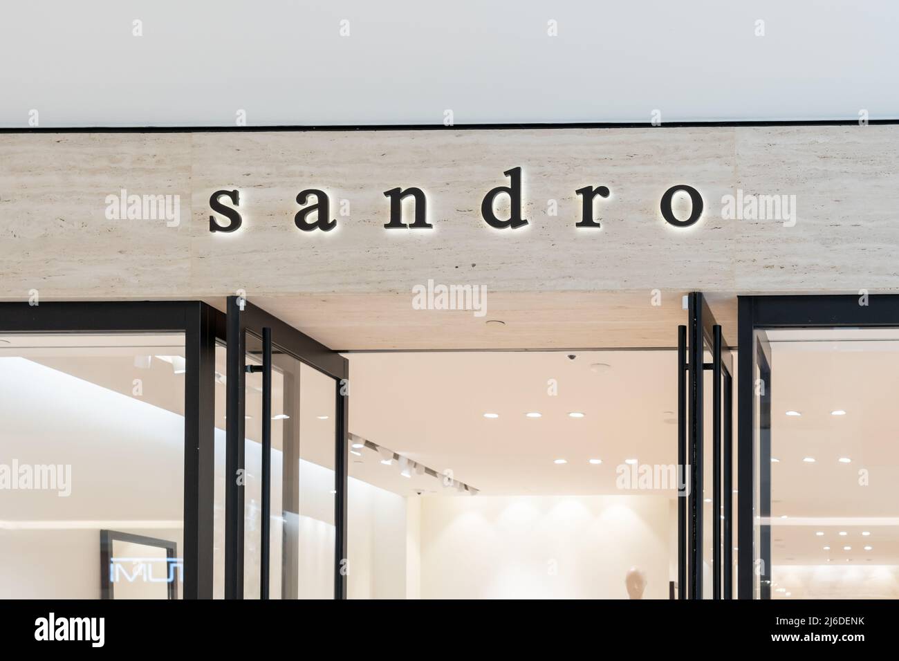 Houston, Texas, USA - 25 febbraio 2022: Negozio Sandro in un centro commerciale. Foto Stock