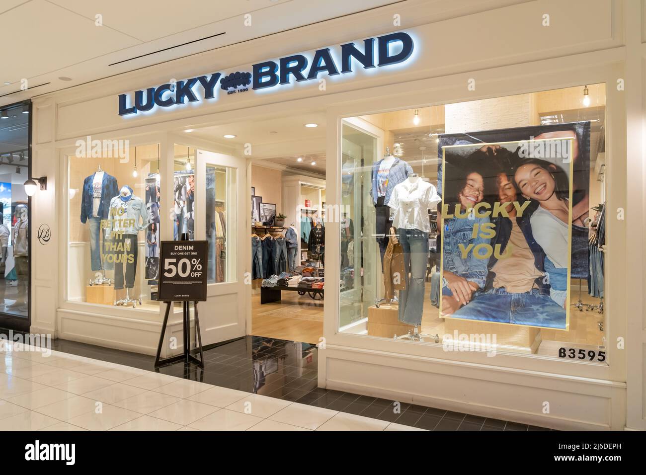 Houston, Texas, USA - 25 febbraio 2022: Negozio Lucky Brand in un centro commerciale. Foto Stock