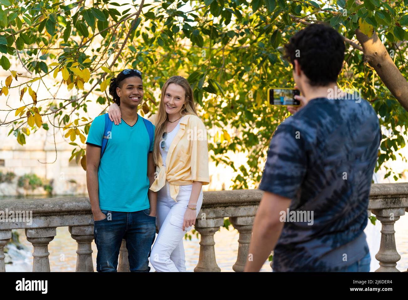 Gruppo di amici adolescenti che scattano una foto durante una gita nel parco Foto Stock