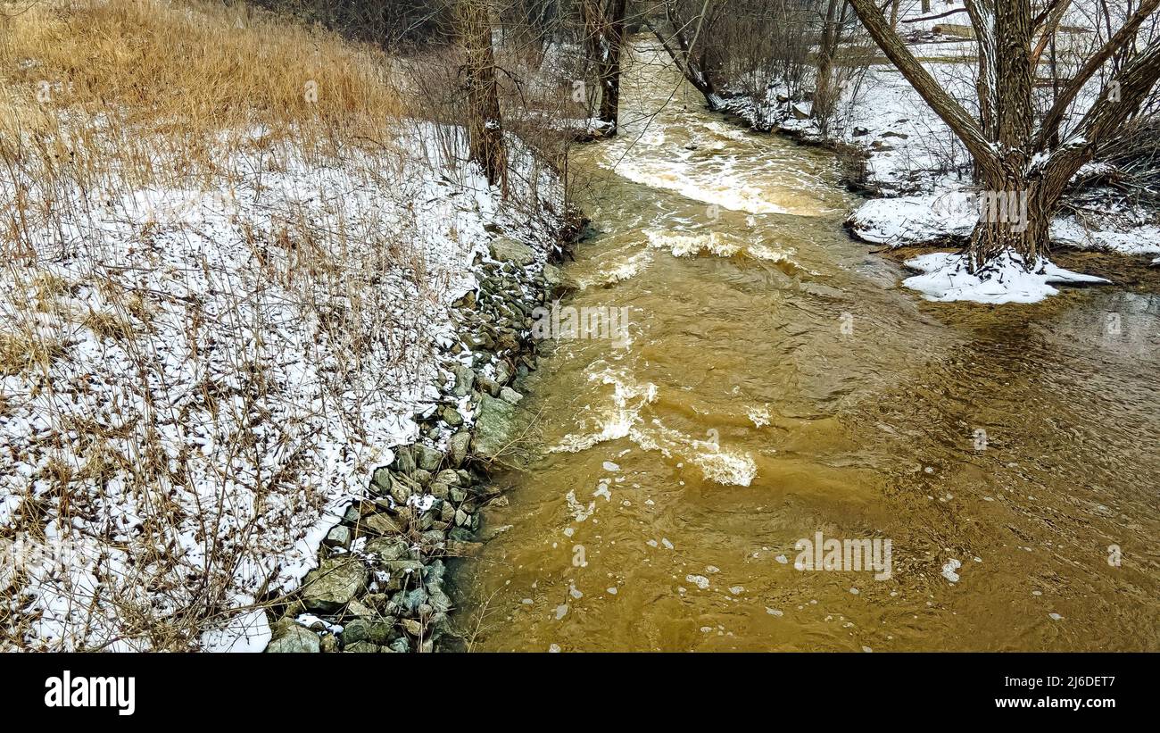 Lo scioglimento primaverile della neve si è arirvato e l'acqua si sta muovendo molto velocemente lungo questo fiume Foto Stock