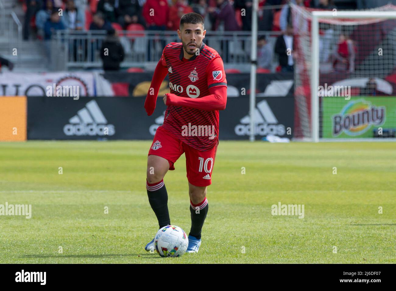 , Ontario, Canada. 30 aprile 2022, Toronto, Ontario, Canada: Alejandro Pozuelo (10) in azione durante la partita MLS tra Toronto FC e FC Cincinnati. La partita si è conclusa nel 1-2 per il FC Cincinnati. (Credit Image: © Angel Marchini/ZUMA Press Wire) Credit: ZUMA Press, Inc./Alamy Live News Foto Stock