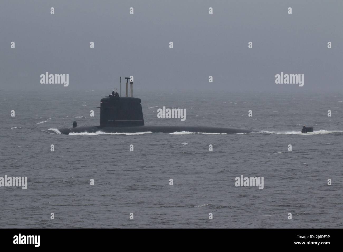 FS Casabianca (S603), un sottomarino d'attacco nucleare di classe Rubis (SSN) gestito dalla Marina francese, passando Gourock sul Firth di Clyde in un giorno noioso e noioso, poco dopo la sua partenza dalla base navale di Faslane. Foto Stock