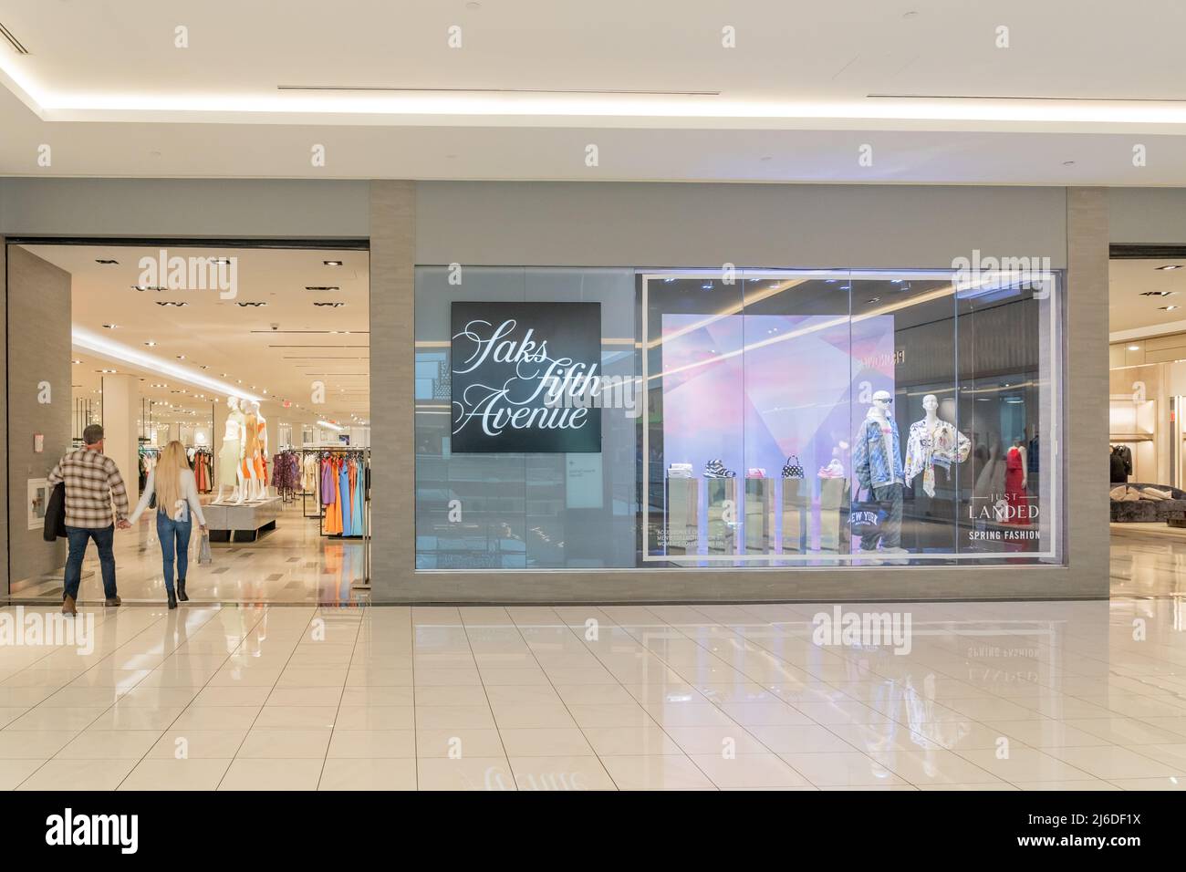 Houston, Texas, USA - 25 febbraio 2022: Saks Fifth Avenue negozio in un centro commerciale. Foto Stock