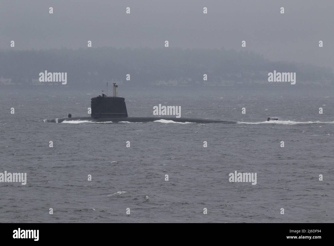 FS Casabianca (S603), un sottomarino d'attacco nucleare di classe Rubis (SSN) gestito dalla Marina francese, passando Gourock sul Firth di Clyde in un giorno noioso e noioso, poco dopo la sua partenza dalla base navale di Faslane. Foto Stock