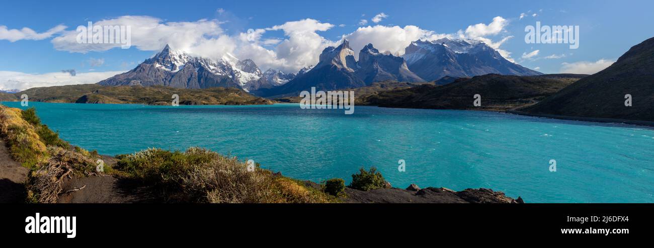 Vista panoramica del lago Pehoe nel parco nazionale Torres del Paine Foto Stock