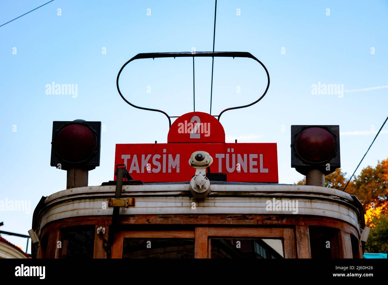 Tram nostalgico in Istiklal Avenue. Simbolo di Istanbul. Prendere il segnale della linea del tram per Tunel. Foto Stock