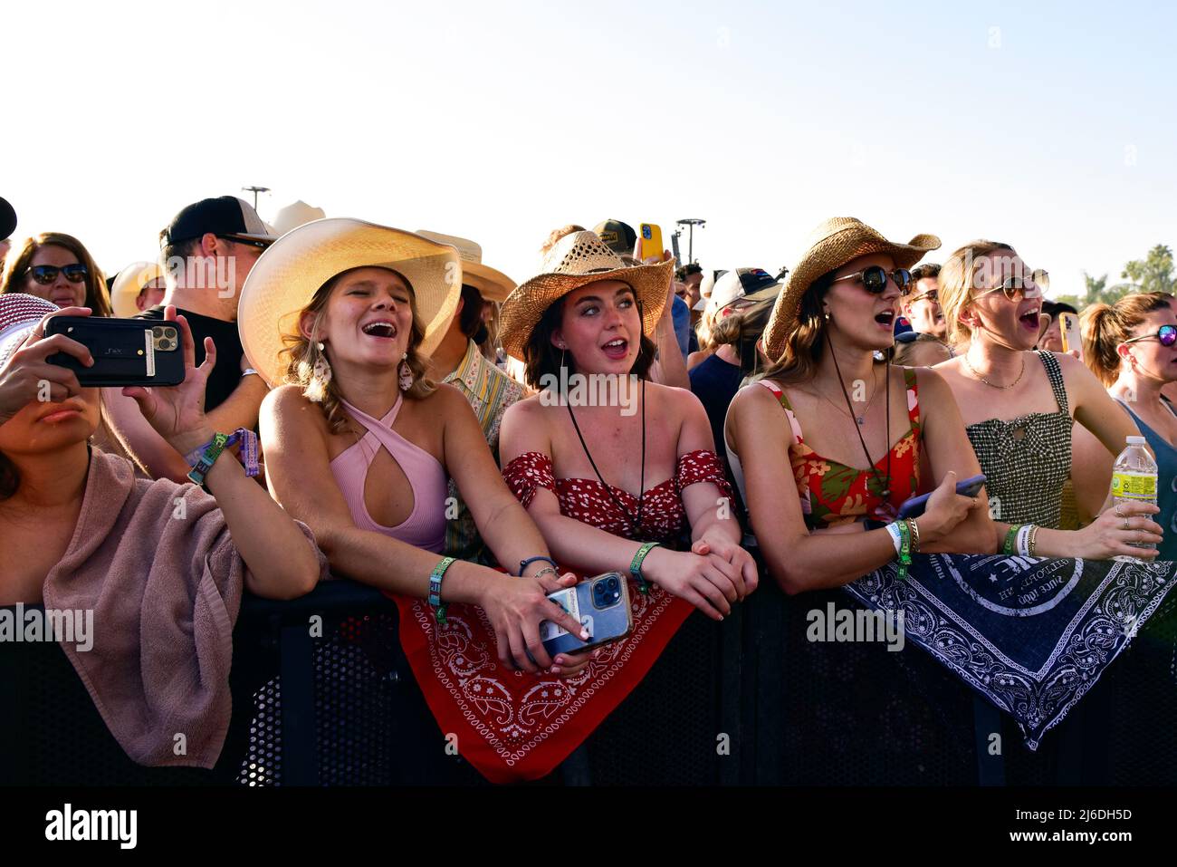 Indio, California, 30 aprile 2022 - la folla che si diverte allo Stagecoach Country Music Festival. Credit: Ken Howard/Alamy Live News Foto Stock