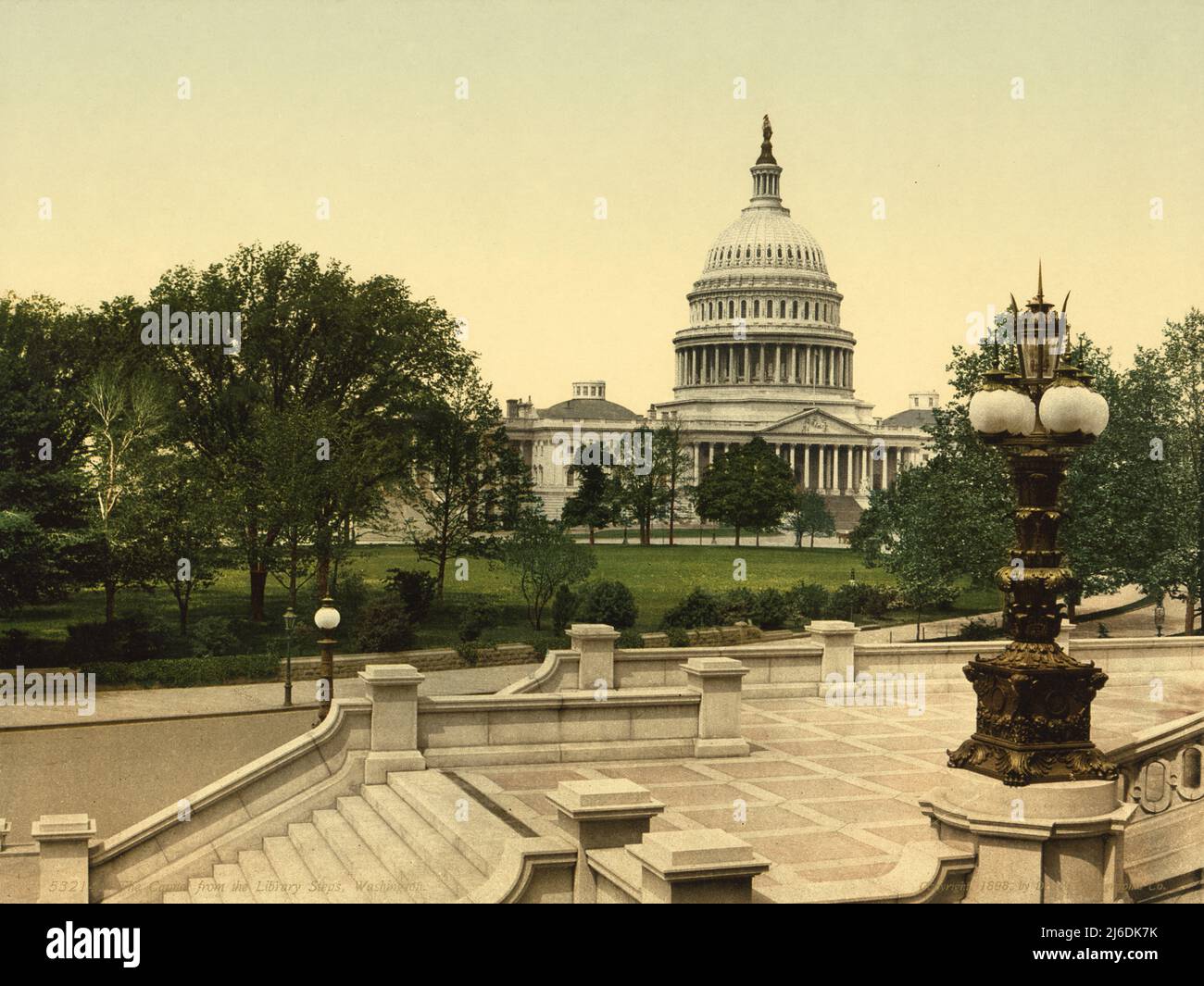 Stampa policroma vintage ca. 1898 del palazzo del Campidoglio degli Stati Uniti dai gradini della Biblioteca del Congresso a Washington, DC, USA Foto Stock