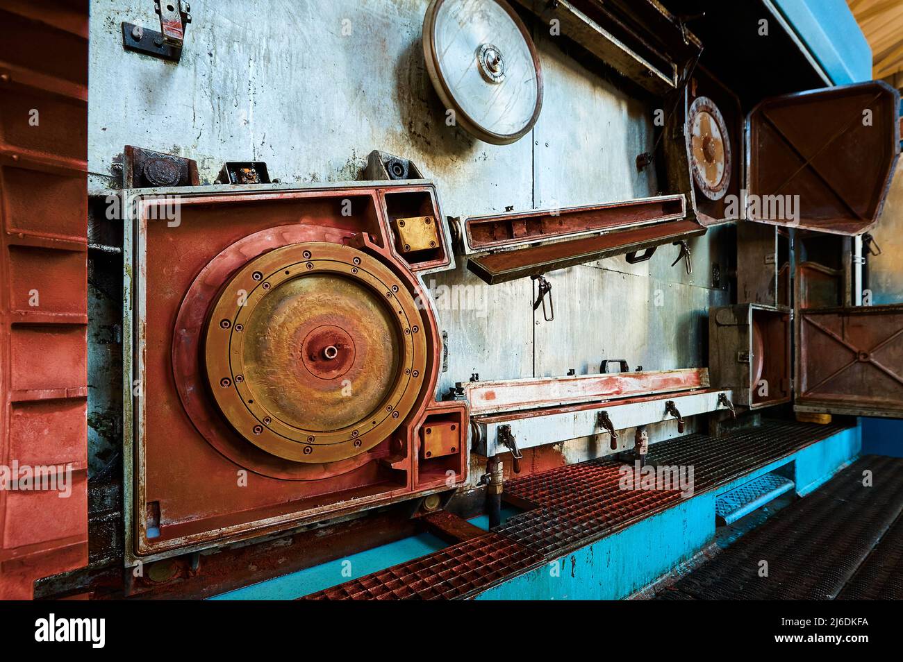 Utensile per raddrizzatura cavi in rame con bobine metalliche Foto Stock