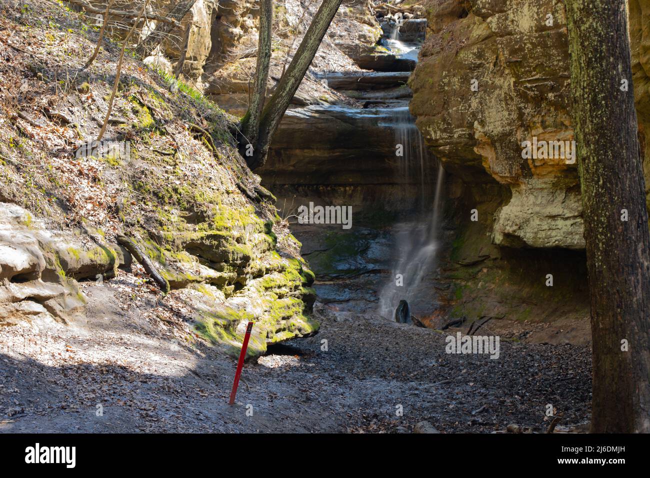 Foto a lunga esposizione di una cascata in un canyon di ardesia al Matthiessen state Park in Illinois Foto Stock