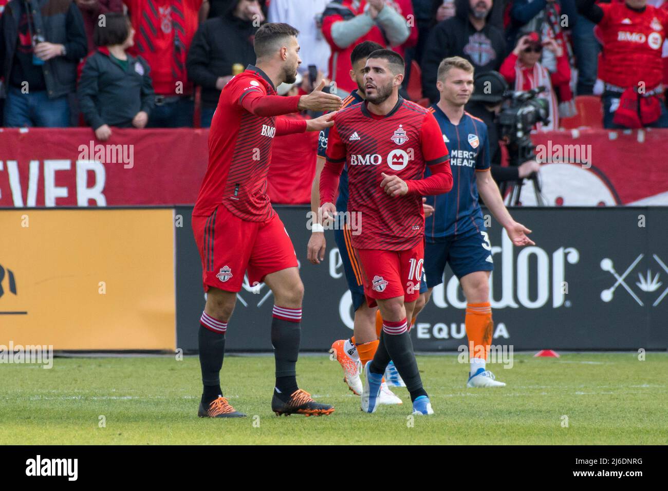 Alejandro Pozuelo e Jesus Jimenez (9) festeggiano un traguardo durante la partita MLS tra Toronto FC e FC Cincinnati al BMO Field. (Punteggio finale; Toronto FC 1:2 FC Cincinnati) (Foto di Angel Marchini / SOPA Images/Sipa USA) Foto Stock