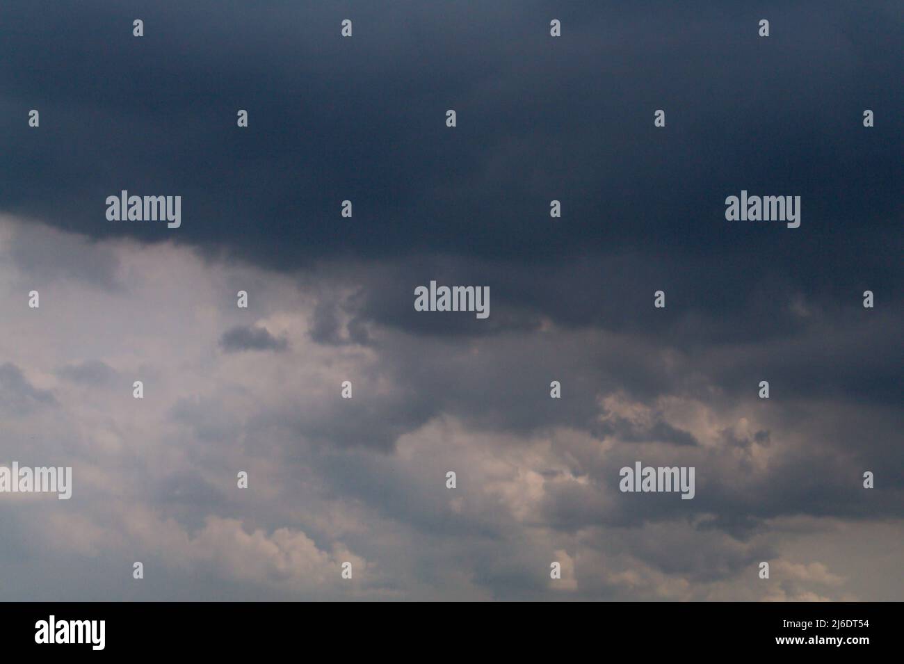 Cielo scuro pieno di nuvole prima della pioggia. Nuvole di tempesta scura su sfondo cielo Foto Stock