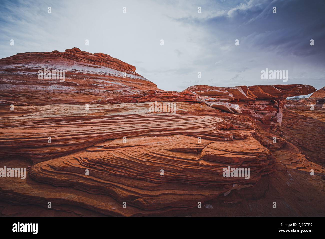 Formazione di arenaria ondulata rossa dell'area nazionale di richiamo di Glan Canyon, Page, Arizona, sfondo di cielo nuvoloso drammatico Foto Stock