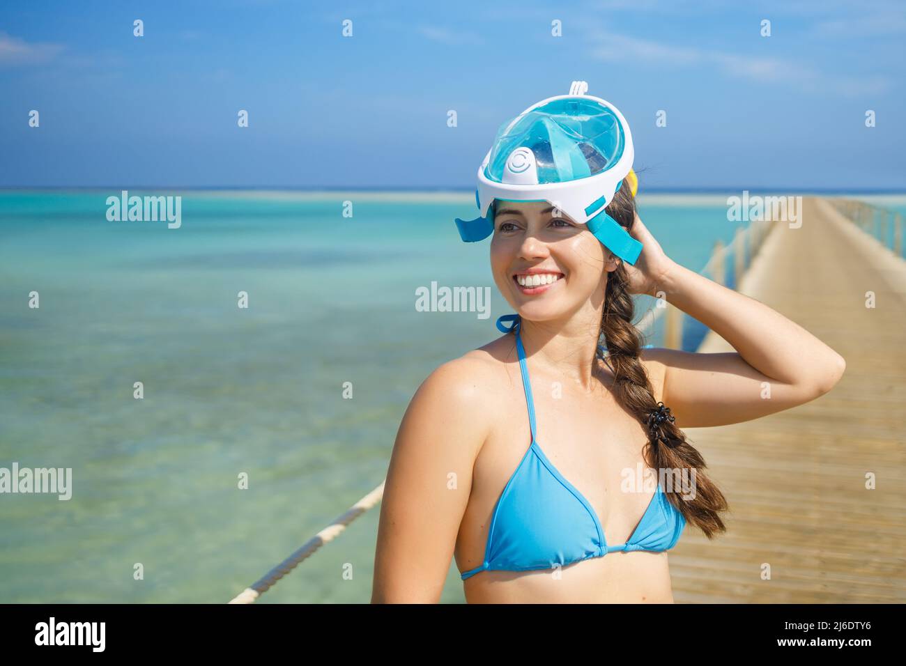 ritratto di ragazza felice in maschera snorkeling Foto Stock