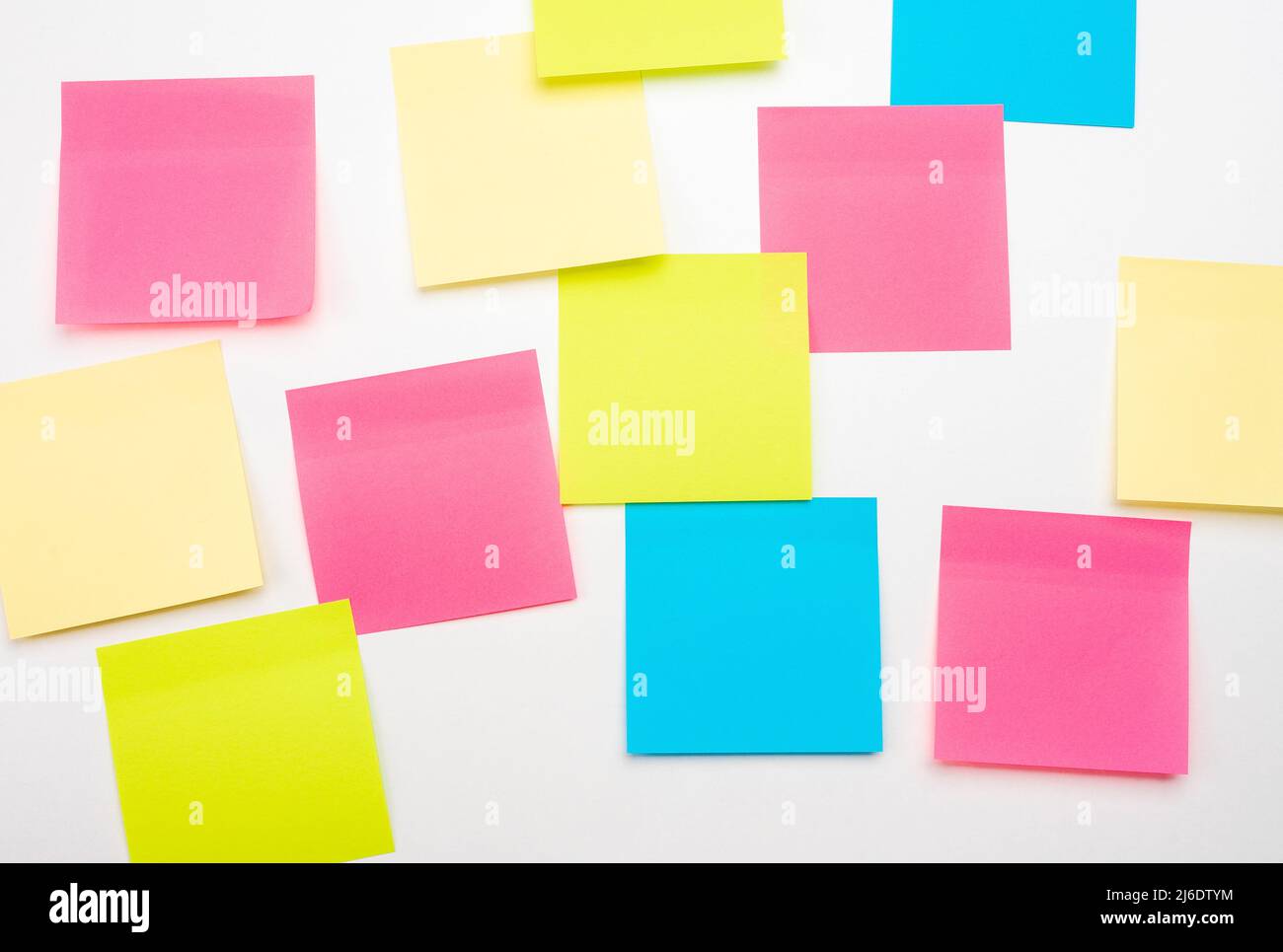 Mockup note adesive vuote su sfondo bianco. Mockup Sticky Note Paper. Fogli vuoti per le note sulla bacheca bianca. Discutere di affari, squadra Foto Stock