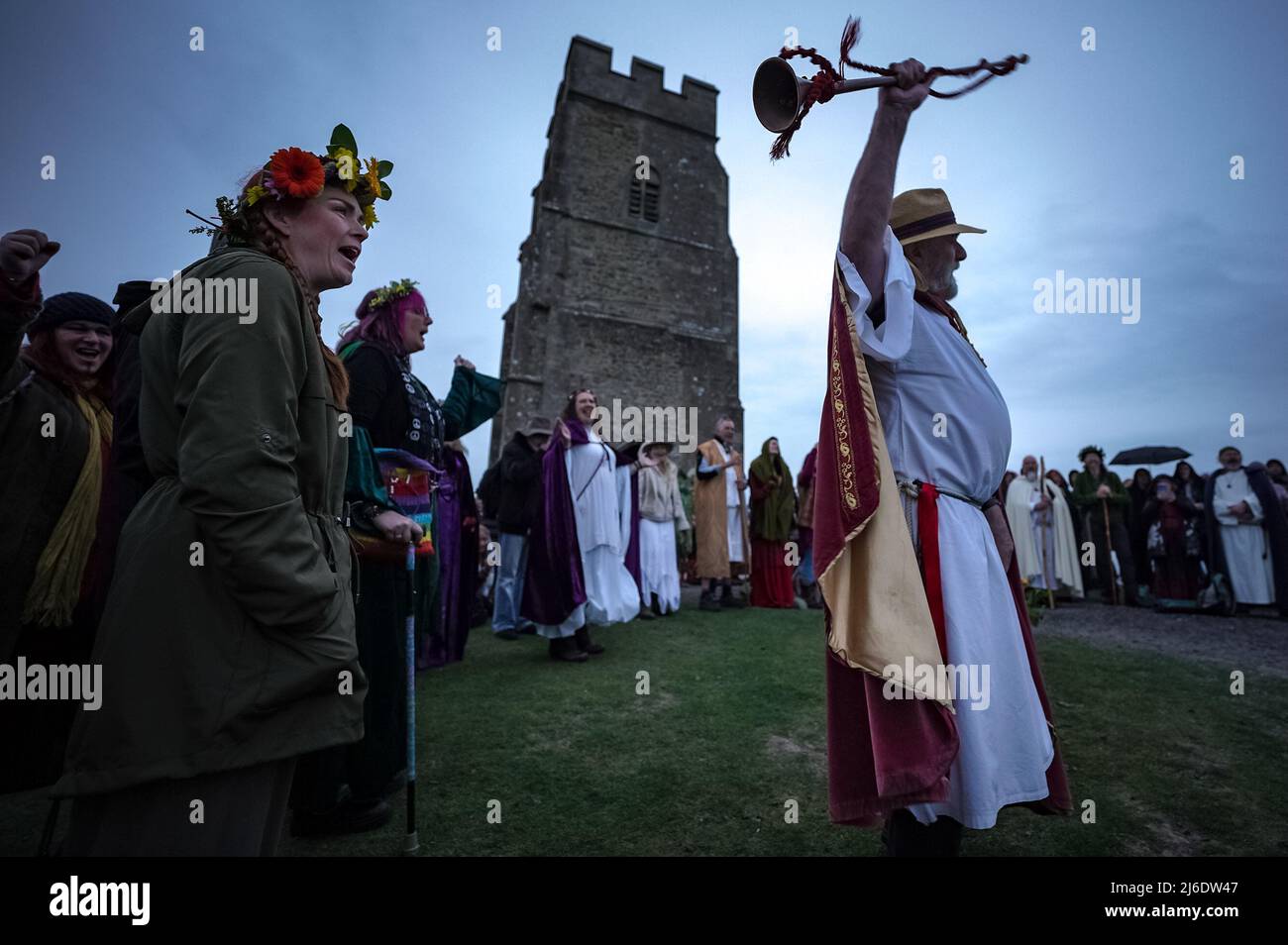 Festeggiamenti di Beltane il giorno di maggio a Glastonbury Tor come parte di una tradizione pagana per celebrare l'arrivo dell'estate. Somerset, Regno Unito Foto Stock