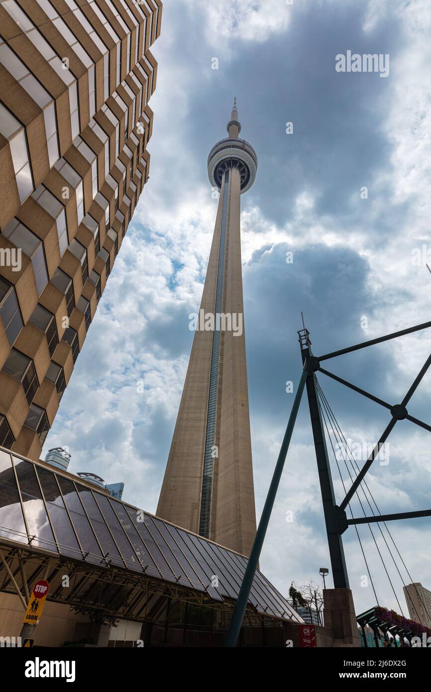 Toronto, Canada - 26 agosto 2021: La Canadian National Tower o CN Tower nella metropoli canadese, punto di riferimento della città di Ontario. Una comune concreta Foto Stock