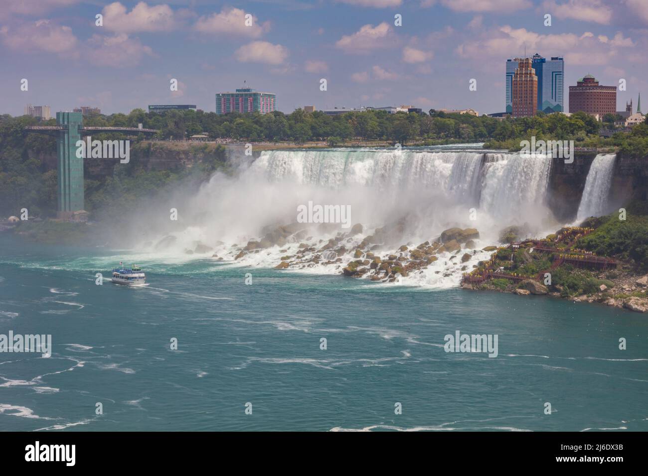 Cascate del Niagara, Canada - 27 agosto 2021: Vista delle Cascate del Niagara americane. Il lato americano delle cascate con la città delle cascate del Niagara sullo sfondo Foto Stock