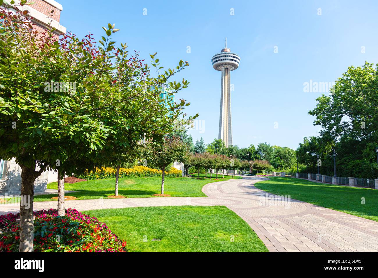 Cascate del Niagara, Canada - 27 agosto 2021: Il più famoso ristorante delle Cascate del Niagara - la Skylon Tower con un punto panoramico unico delle Cascate di Horseshoe. Foto Stock