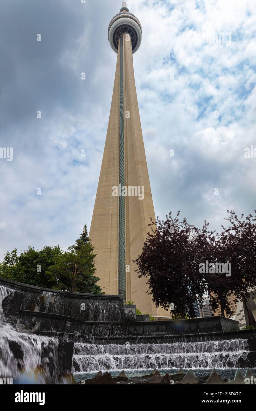 Toronto, Canada - 26 agosto 2021: La Canadian National Tower o CN Tower nella metropoli canadese, punto di riferimento della città di Ontario. Una comune concreta Foto Stock