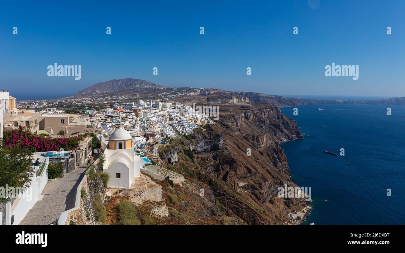 Santorini, Grecia - 7 agosto 2021: Vista sui tetti delle case tipiche di Santorini, isola nell'arcipelago delle cicladi nel Mar Egeo. Whit Foto Stock