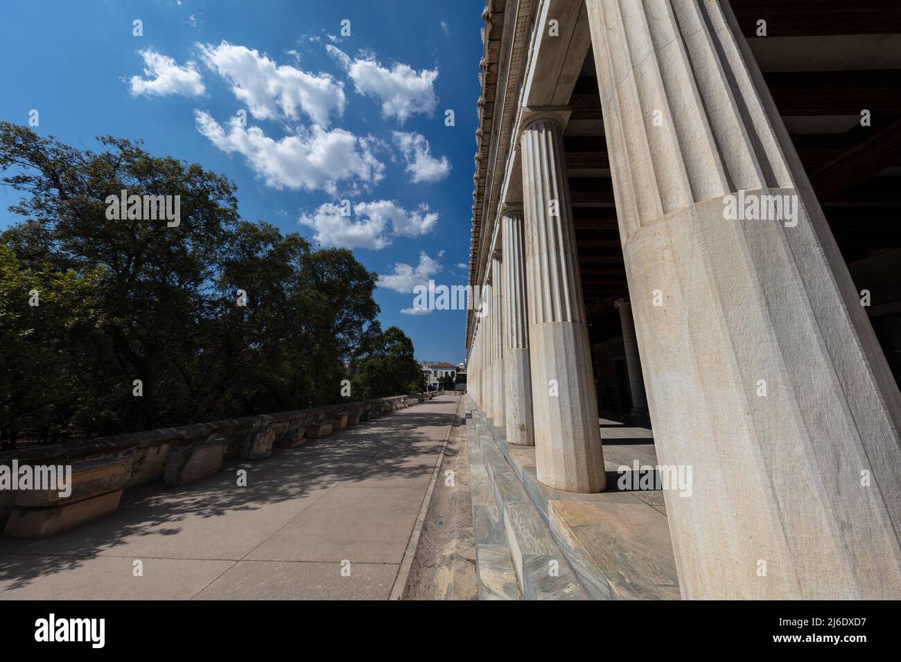 Atene, Grecia - 26 luglio 2021: STOA di Attalos, passerella coperta o portico nell'Agora di Atene. Tipico dell'età ellenistica, lo stoa Foto Stock