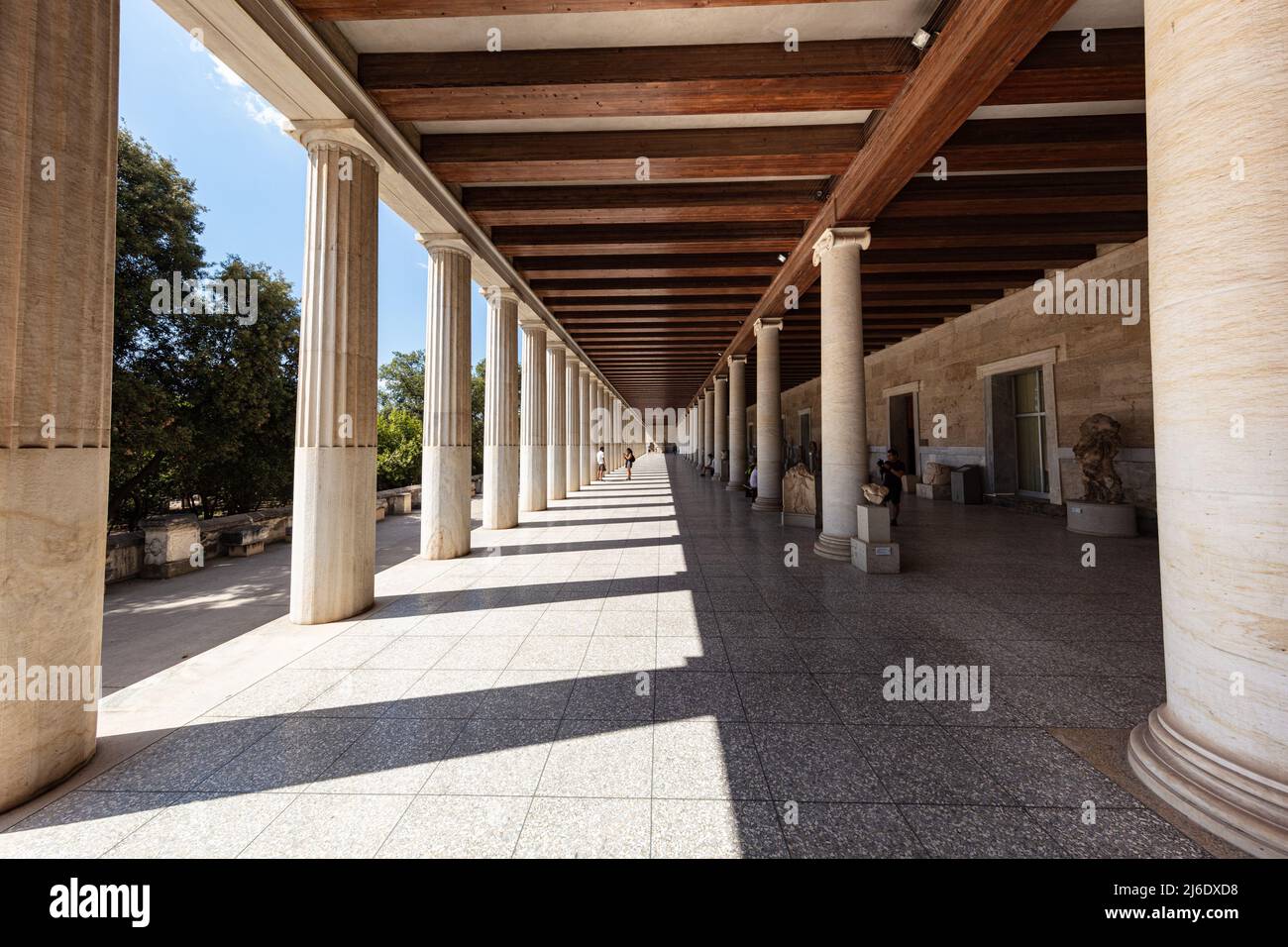 Atene, Grecia - 26 luglio 2021: STOA di Attalos, passerella coperta o portico nell'Agora di Atene. Tipico dell'età ellenistica, lo stoa Foto Stock
