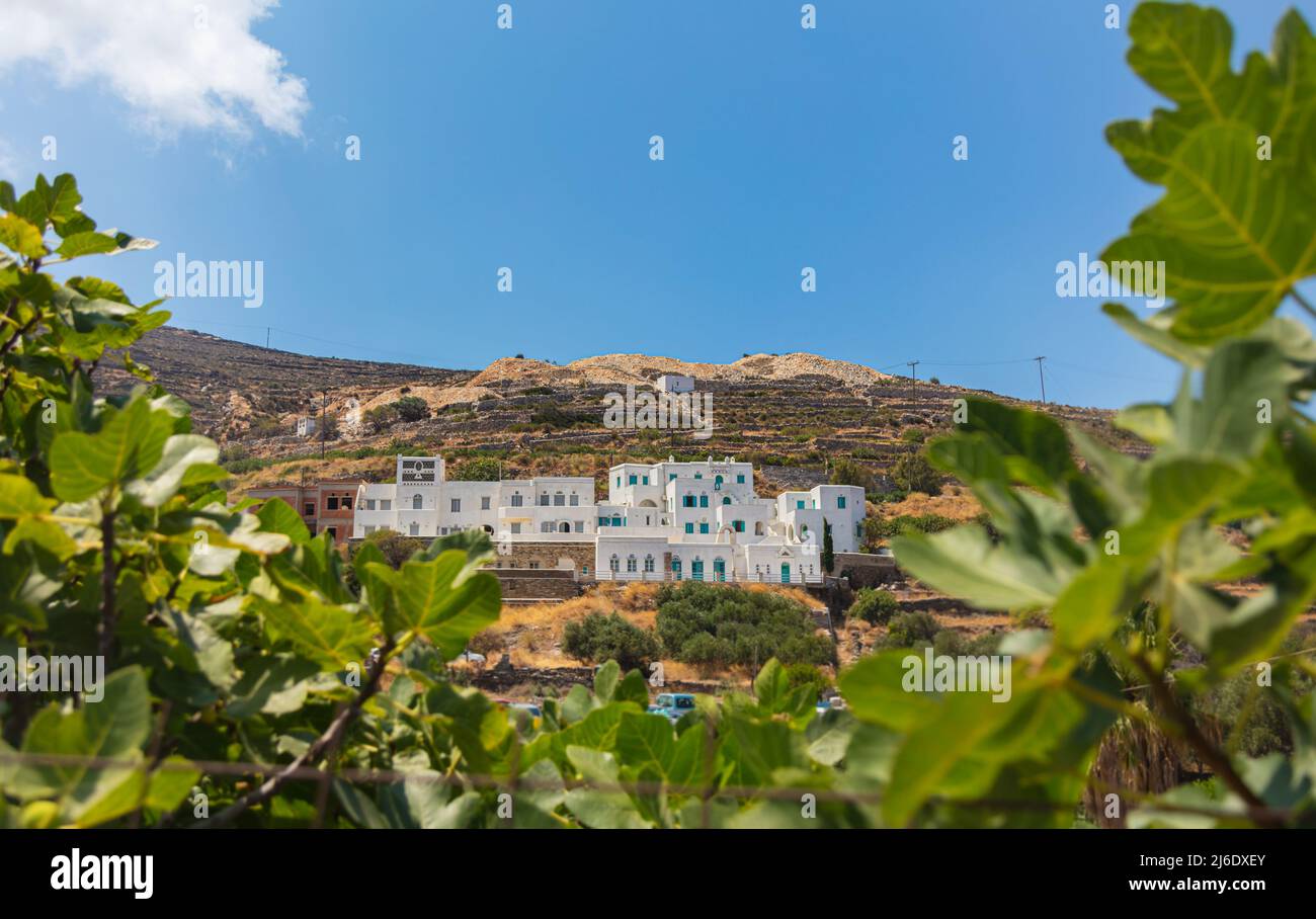 Tipica architettura greca nelle montagne di Tinos, un'isola greca situata nel Mar Egeo, nell'arcipelago delle Cicladi. Tradizione bianca Foto Stock