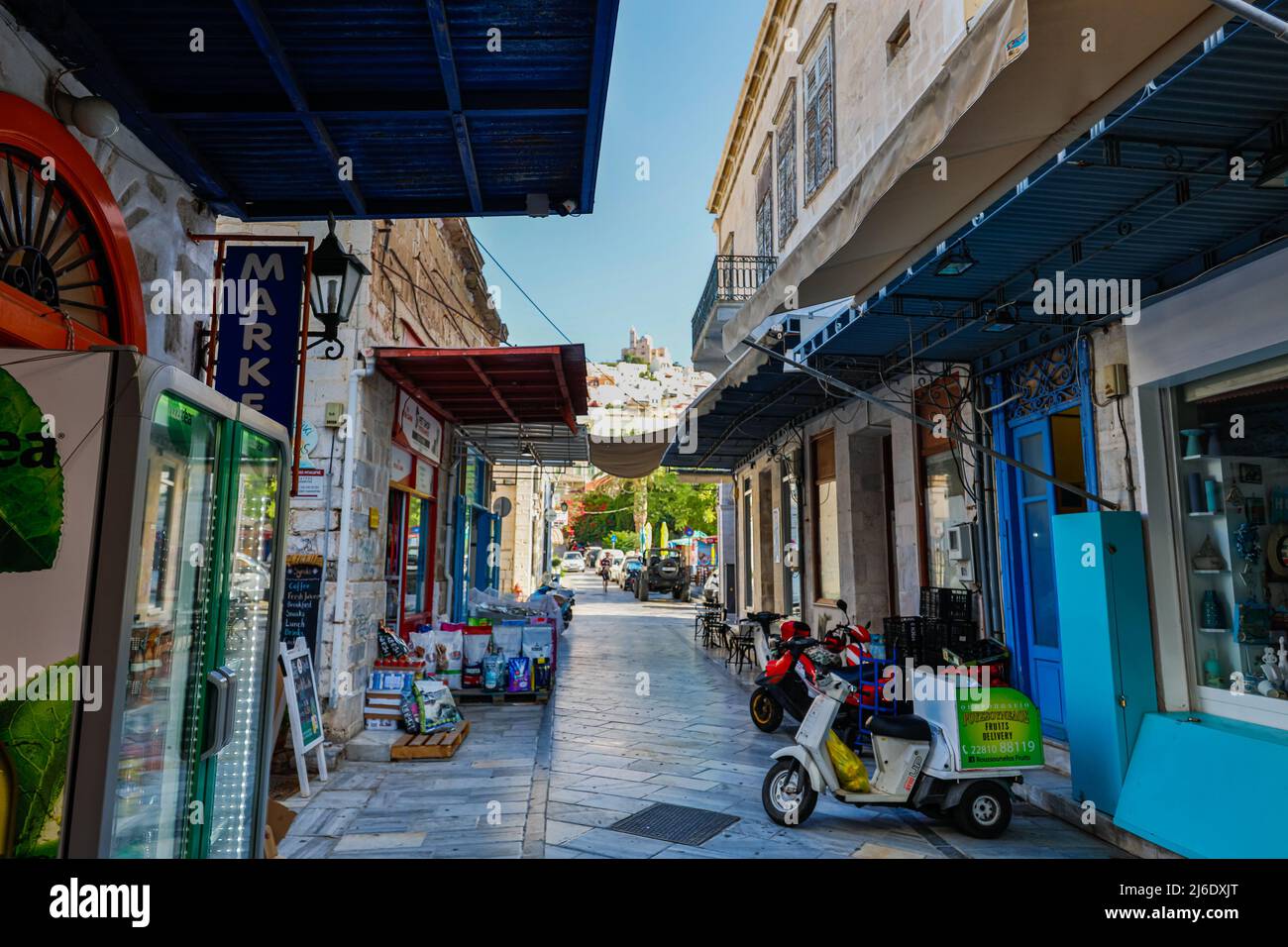 Ermoupoli, Grecia - 6 luglio 2021: Vicolo tipico mediterraneo sull'isola greca di Syros. Situato nel Mar Egeo, nelle Cicladi Foto Stock