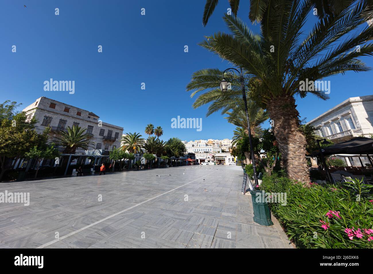 Syros, Grecia - Juli 1, 2021: Piazza Miaouli sull'isola di Syros. Una delle isole dell'arcipelago delle cicladi nel Mar Egeo. Ermoupoli capit Foto Stock