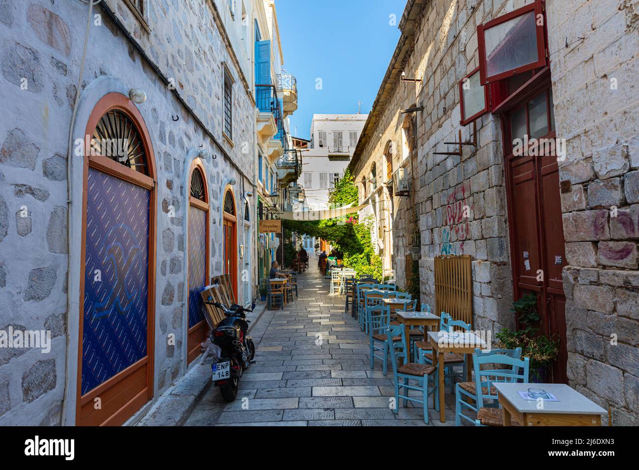 Ermoupoli, Grecia - 6 luglio 2021: Vicolo tipico mediterraneo sull'isola greca di Syros. Situato nel Mar Egeo, nelle Cicladi Foto Stock
