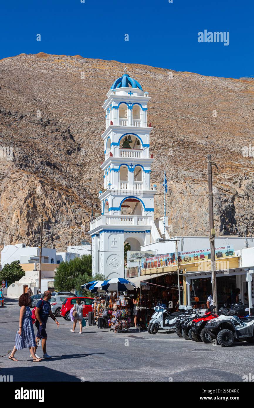 Santorini, Grecia - 7 agosto 2021: Campanile della chiesa greca, Timiou Stavro, a Perissa, isola di Santorini, Grecia. Campanile nel piccolo villaggio con Foto Stock