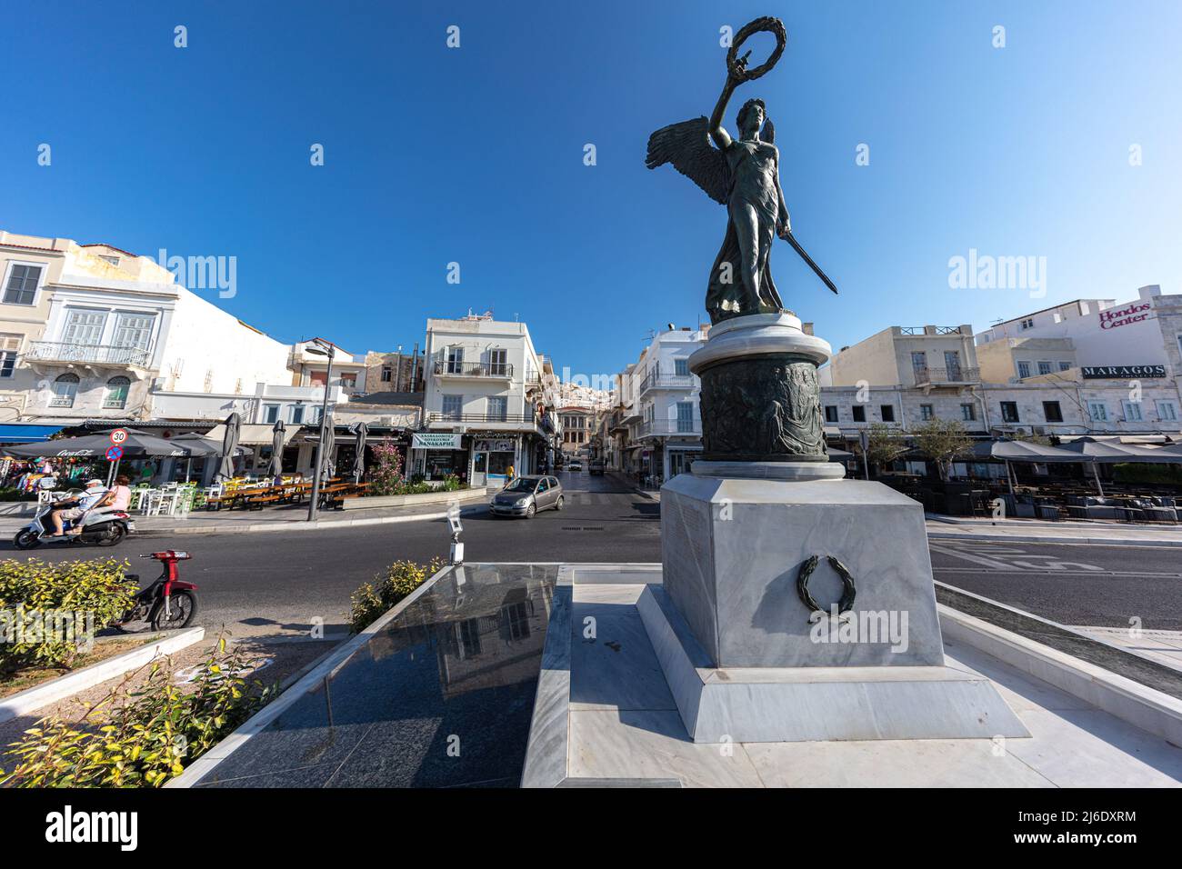 Syros, Grecia - Juli 1, 2021: Monumento alla resistenza nazionale al porto di Syros. Al molo di Ermoupoli capitale dei cicladi. L'arcipelago è l Foto Stock