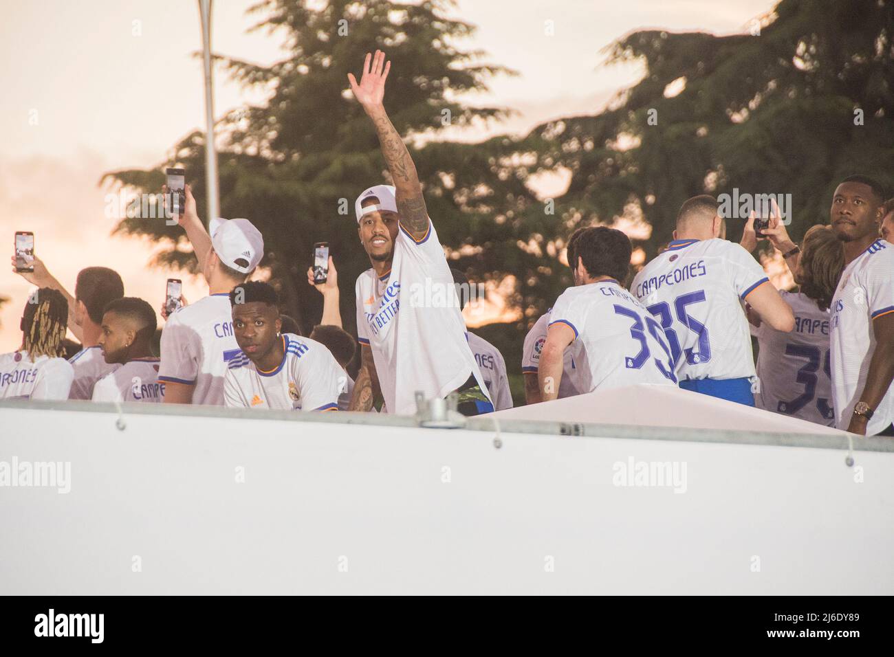 Real Madrid è stato proclamato campione della Lega questo Sabato dopo aver sconfitto il Real Club Deportivo Espanyol da quattro gol a zero. I gol di Rodrygo, due volte, Marco Asensio e Karim Benzema sono stati sufficienti per sconfiggere la squadra del parakeet e raggiungere il tanto atteso trofeo nazionale. Questo è il campionato numero 35 nella storia della squadra bianca. Così, la squadra di madridista vince il quarto titolo di campionato dell'ultimo decennio e il secondo titolo dell'anno, che si unisce alla Super Cup spagnola vinta in Arabia e che potrebbe essere accompagnata dalla Champions League se sarà in grado di tornare mercoledì prossimo Foto Stock